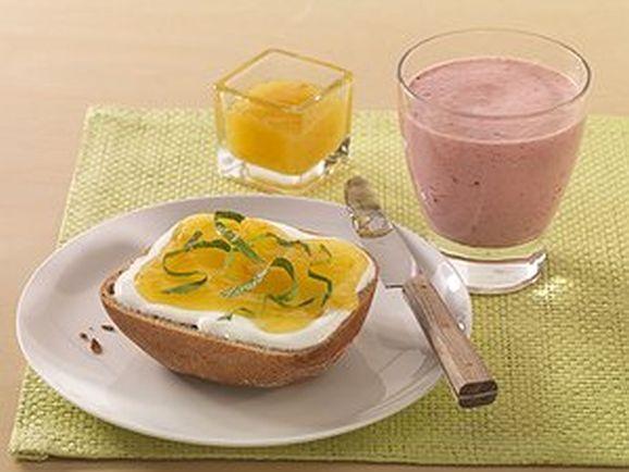 Süßer Power-Frühstücksdrink mit Marmeladen-Quark-Brötchen