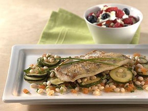 zanderfilet-auf-gebratenen-zucchini-in-bohnen-kraeutervinaigrette Zanderfilet auf gebratenen Zucchini in Bohnen-Kräutervinaigrette - BCM Diät Rezepte.ch