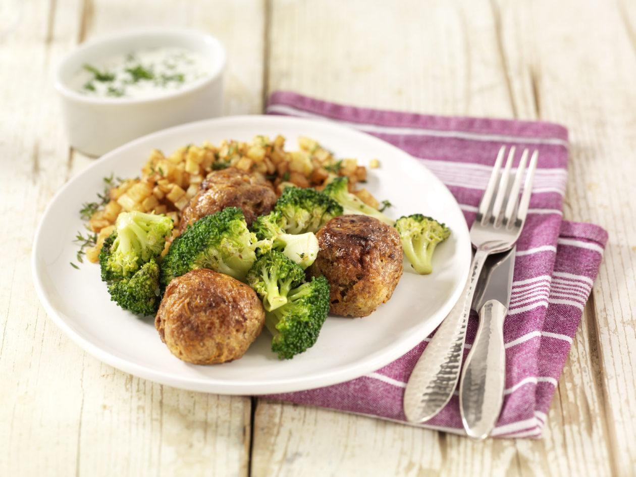 Hackba¦êllchen mit Broccoli_0001 Hackbällchen mit Broccoli in Kräuterbéchamelsauce und Kartoffelwürfeln - BCM Diät Rezepte.ch