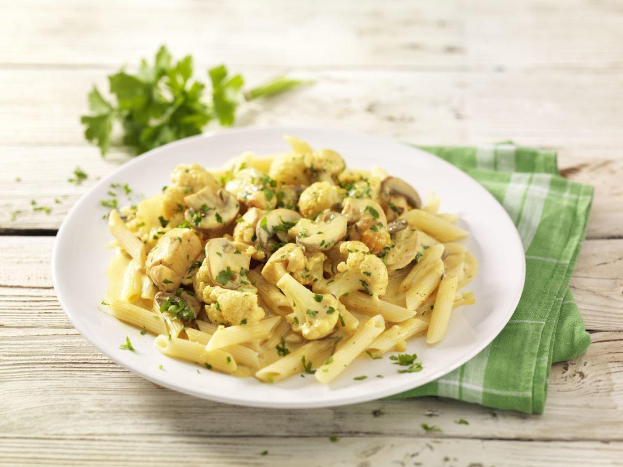 Penne mit Poulet, Champignons und Blumenkohl in pikanter Currysauce ...