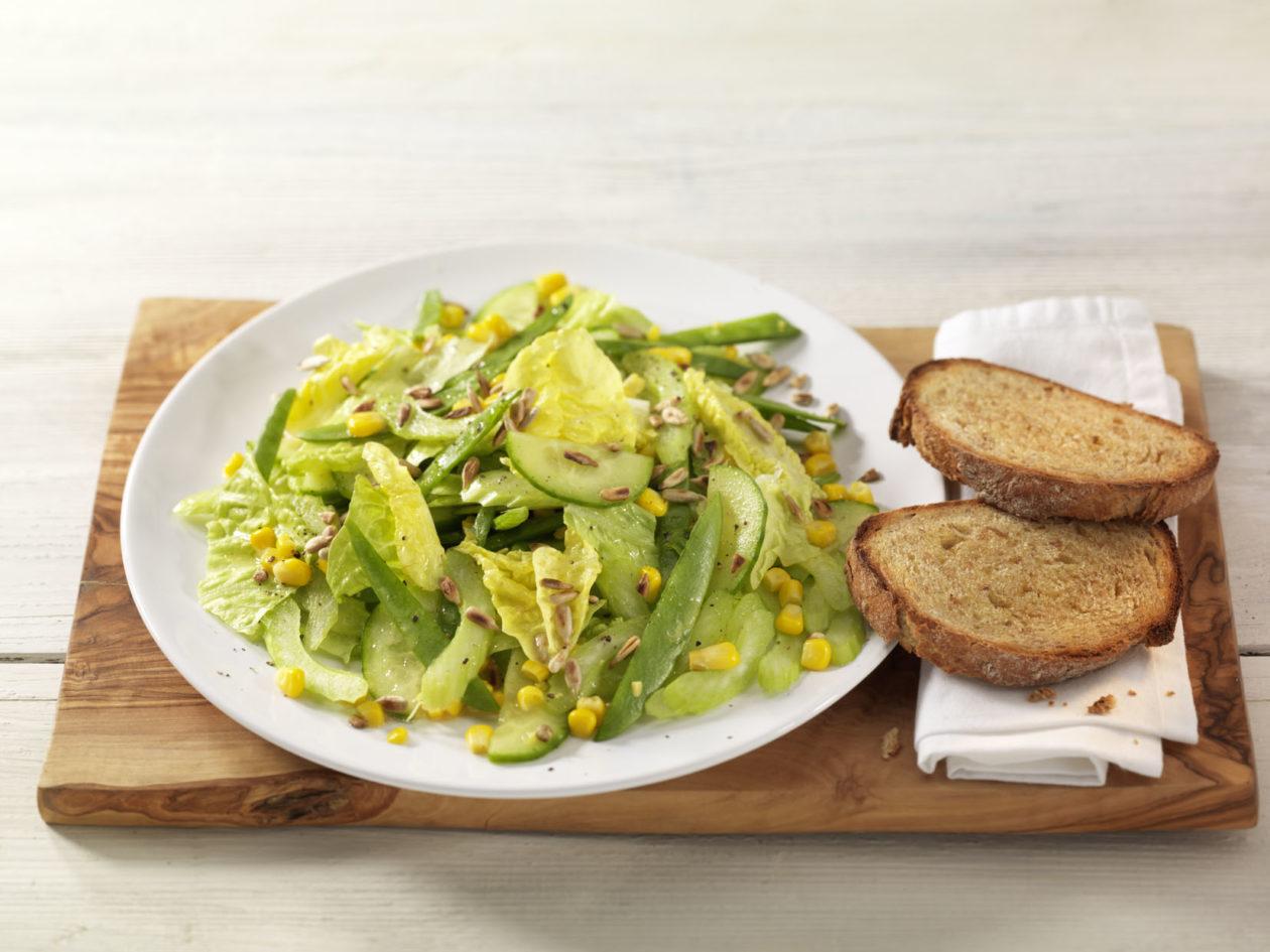 Sommersalat 0001 Knackiger Sommersalat mit fruchtigem Himbeerdrink - BCM Diät Rezepte.ch