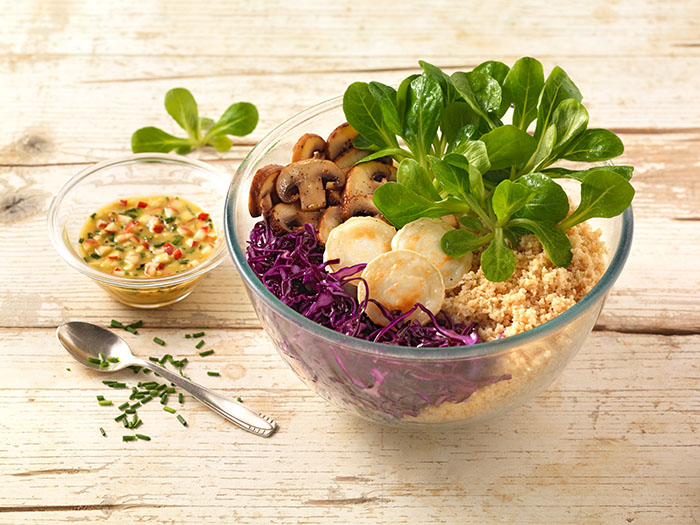 Bowl mit Rotkohl Apfel Pilzen gebackenen Ziegenkaese Feldsalat und Couscous