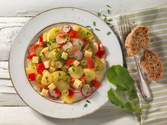 Bunter Kartoffelsalat mit Gewürzgurken