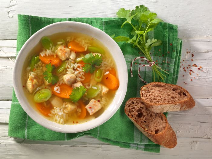 Curry-Reis-Suppe mit Pute und Koriander
