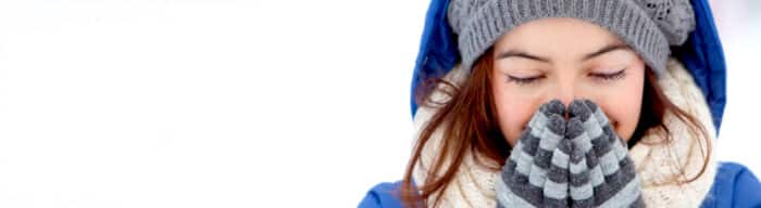 In der kalten Jahreszeit sind wir viel anfälliger für Viren und Bakterien – Husten, Schnupfen, Heiserkeit und Fieber sind häufig lästige Begleiterscheinungen des Winters. Wir verraten Ihnen, wie Sie mit einfachen Hausmitteln Ihr Immunsystem unterstützen und Erkältungskrankheiten möglichst vorbeugen können. Und auch wenn es Sie bereits erwischt hat, können Sie damit Ihre Beschwerden lindern und fühlen sich schnell wieder fit.