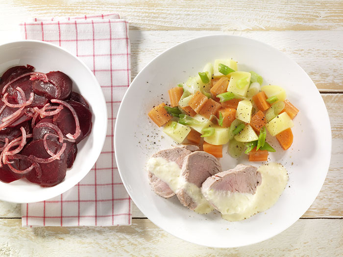 Gesiedete Schweinelende mit Meerrettich und Randen-Salat