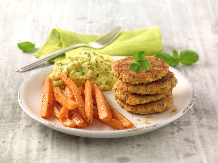 Haferbratlinge mit Ofenkarotten auf Kräuterpolenta