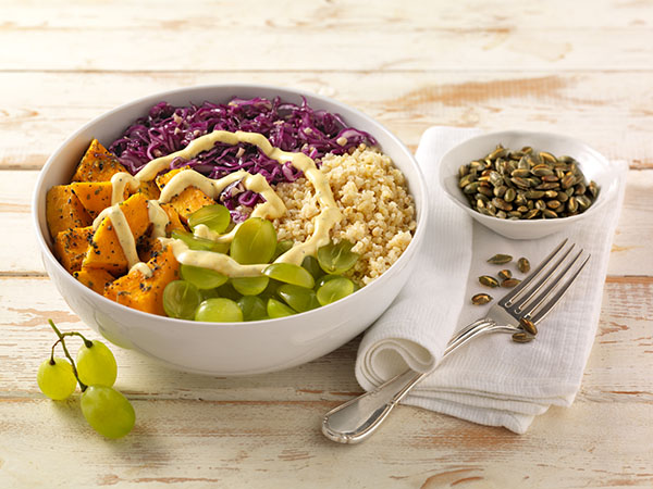 Herbst-Bowl mit Couscous, Butternusskürbis, Kurkuma-Joghurt und Weintrauben