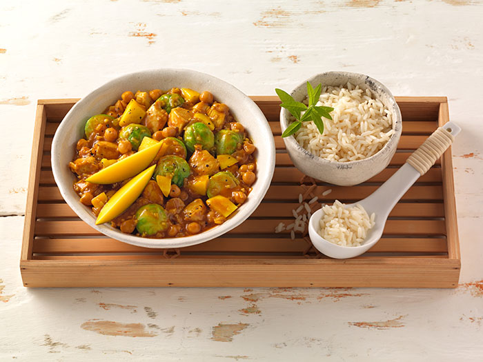 Poulet-Kichererbsen-Curry mit Mango, Rosenkohl und Reis