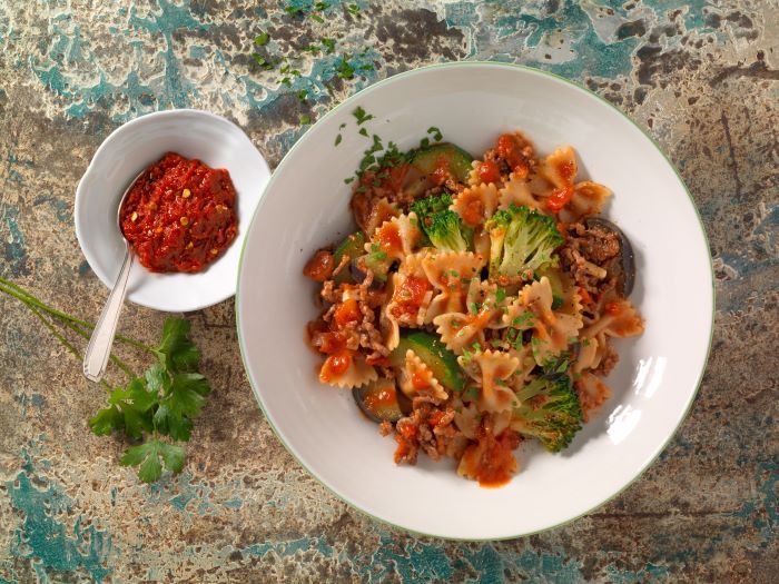 Pasta-Hackpfanne mit Zucchetti, Aubergine und Broccoli