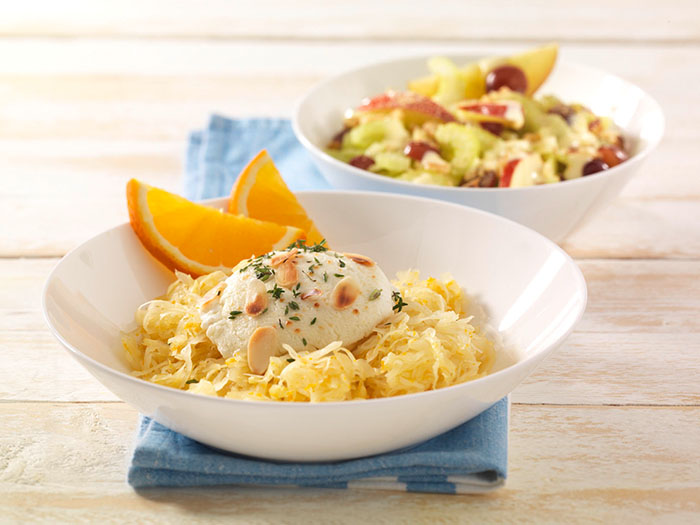 Orangen-Sauerkraut mit gratiniertem Ziegenfrischkäse und Apfel-Sellerie-Salat