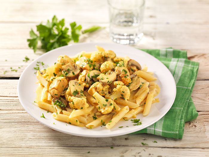 Penne mit Poulet, Champignons und Blumenkohl in pikanter Currysauce