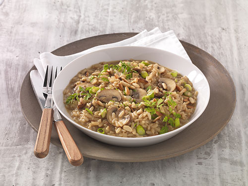 Pilzrisotto mit Pinienkernen und Kerbel