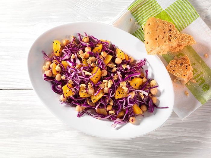 Rotkabis-Salat mit Kichererbsen und Ingwer-Orangen-Dressing