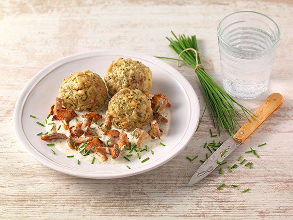 Semmelknödel mit Schnittlauch-Sauerrahmschwammerln