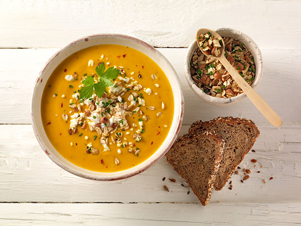 Süsskartoffel-Möhren-Suppe mit Ingwer, Nuss-Hafer-Topping und Feta