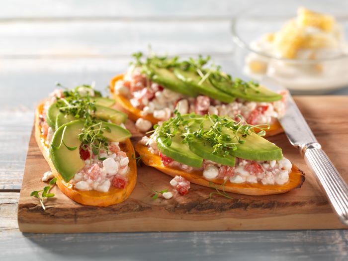 Süsskartoffel-Toast mit Tomaten-Hüttenkäse-Aufstrich, Avocado und ...