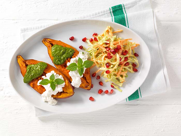 Süsskartoffeln mit Rohkost-Salat, Hüttenkäse und Pesto