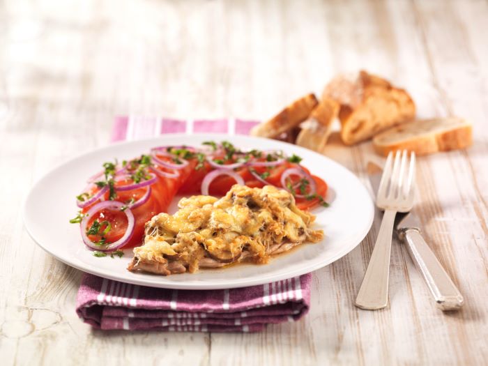 Überbackene Champignonschnitzel mit Tomatensalat