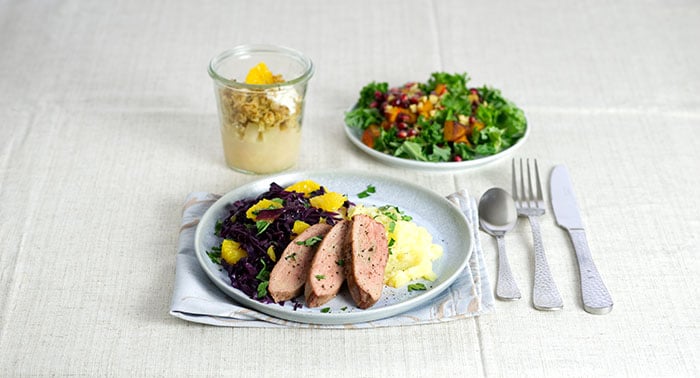 Weihnachtsmenü mit Grünkohlsalat, Entenbrust mit Orangen-Rotkohl und Birnen-Crumble