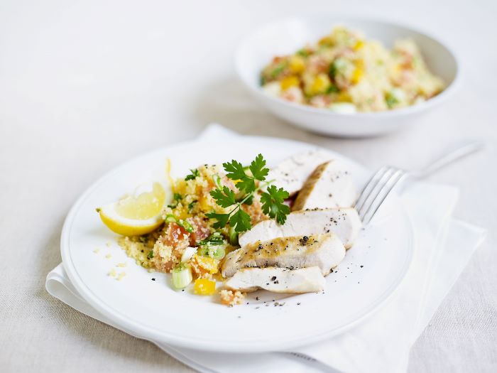 Bunter Couscous-Salat mit Pouletbrust