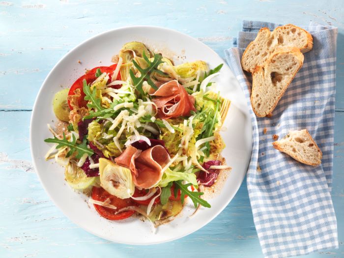 Salat mit Parmaschinken und Käse