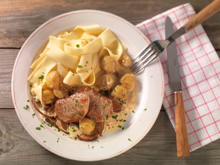 Schweinemedaillons mit Steinpilzrahmsauce