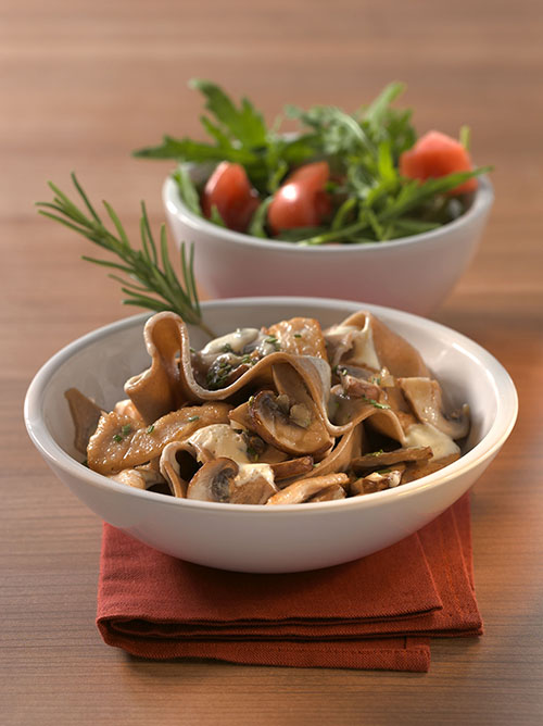 Vollkornpappardelle in cremiger Pilzsauce mit Pouletbruststreifen