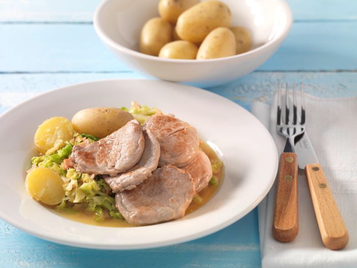 Schweinefilet mit Wirsing und Fruchtsalat